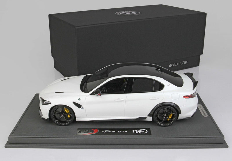 ギャラリービューアに画像をロードする, 【予約】Alfa Romeo Giulia GTA ビアンコトロフェオ イエローブレーキ ブラックシートベルト/ BBR 1/18 44台限定ミニカー
