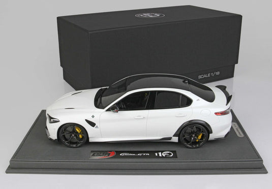 【予約】Alfa Romeo Giulia GTA ビアンコトロフェオ イエローブレーキ ブラックシートベルト/ BBR 1/18 44台限定ミニカー