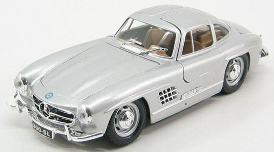 MERCEDES BENZ 300SL クーペ W198 1954 シルバー/ Bburago 1/24 模型