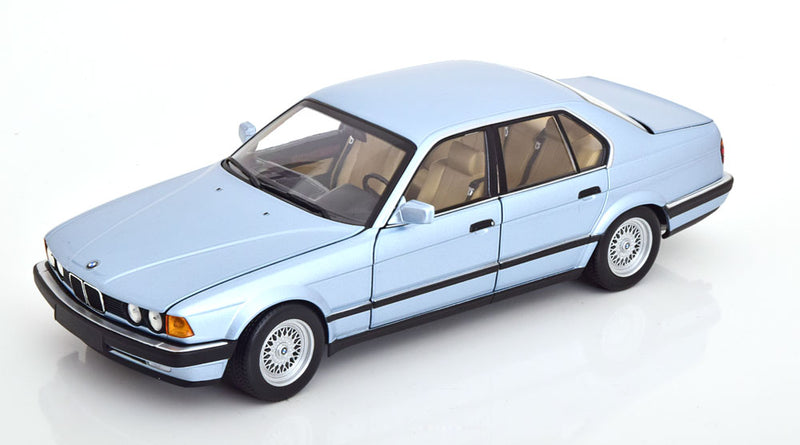 ギャラリービューアに画像をロードする, BMW 730i (E32) 1986 ライトブルーメタリック/ Minichamps 1/18
