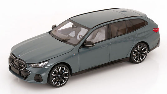 BMW i5 M60 Touringツーリング 2024 グリーンメタリック / MINICHAMPS 1/18 ミニカー