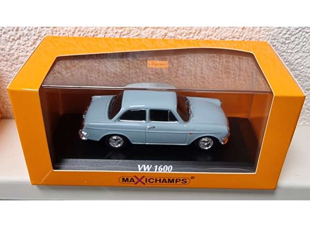 1966 Volkswagen 1600 ライトブルー/Maxichamps 1/43ミニカー