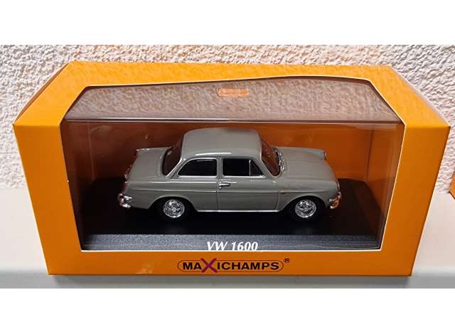 1966 Volkswagen 1600 ベージュ/Maxichamps 1/43ミニカー