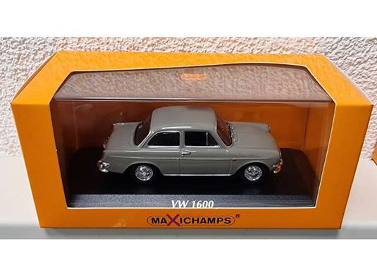 1966 Volkswagen 1600 ベージュ/Maxichamps 1/43ミニカー