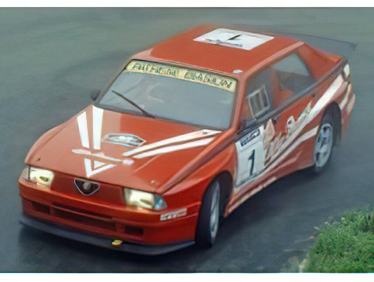 【予約】2025年発売予定ALFA ROMEO - 75 TURBO EVOLUZIONE IMSA N 1 WINNER GIRO D'ITALIA 1988 RICCARDO PATRESE - MIKI BIASION - TIZIANO SIVIERO - RED WHITE/TOPMARQUES 1/18ミニカー