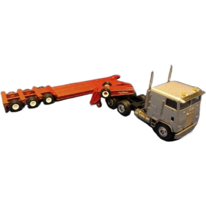 Freightliner キャブオーバー/Talbert ローベッドトレーラー シルバー/レッド / CONRAD 1/50 建設機械模型 工事車両