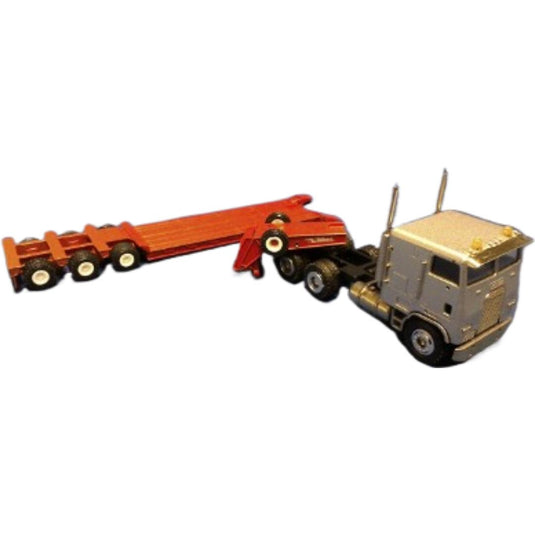 Freightliner キャブオーバー/Talbert ローベッドトレーラー シルバー/レッド / CONRAD 1/50 建設機械模型 工事車両