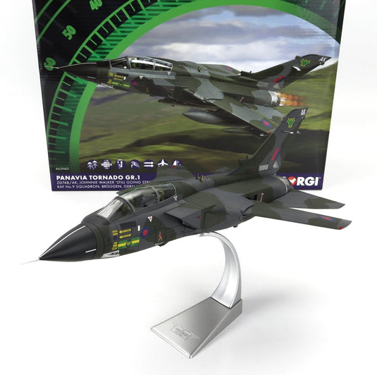 Panavia Aircraftパナビア航空機 GR.1 トルネード 軍用機 1998 ミリタリーカモフラージュ CM. 34.5 X CM. 30 / Corgi 1/48 ミニカー