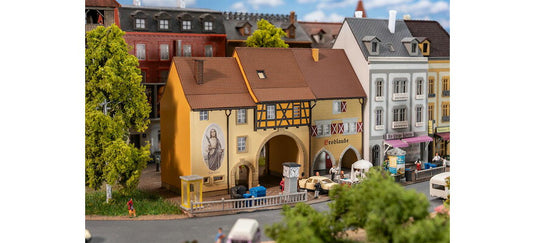 Nゲージ 鉄道模型 Faller ファラー マクシミリアン通りの旧市街の家 キット Old Town Houses Maximilianstra kit