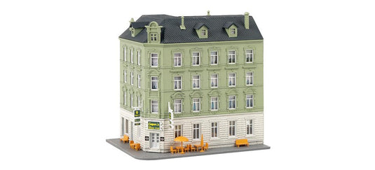 Nゲージ 鉄道模型ストラクチャー Faller Town corner house with pub Patinated model