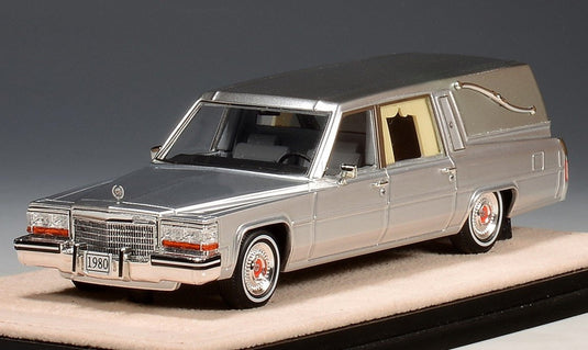 【予約】2026年発売予定Cadillacキャデラック Superiorスーペリア 1980 霊柩車 シルバーブラック / GLM 1/43 ミニカー