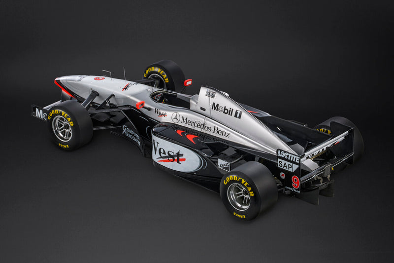 ギャラリービューアに画像をロードする, McLAREN F1 MP4/12 MERCEDES N 9 WINNER EUROPEAN GP 1997 MIKA HAKKINEN SILVER BLACK/GP Replicas 1/18ミニカー
