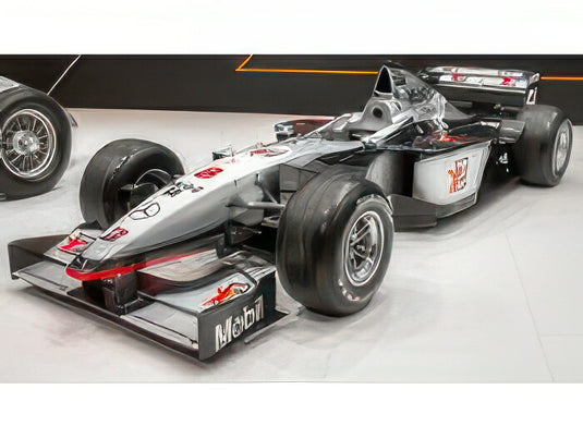 【予約】2025年発売予定McLAREN F1 メルセデス MP4/13 8号車 1998年日本GP優勝 ワールドチャンピオン ドライバーフィギュア付き ドライバー:ミカ・ハッキネン シルバー/ブラック/GP-REPLICAS 1/18ミニカー