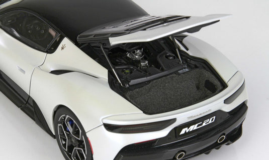 【予約】Maserati MC20 フルオープンダイキャスト スペシャルカラー ビアンコアウダーチェ ディスプレイ付き/ BBR 1/18 300台限定ミニカー