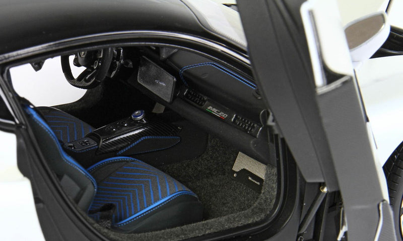 ギャラリービューアに画像をロードする, 【予約】Maserati MC20 フルオープンダイキャスト スペシャルカラー ビアンコアウダーチェ ディスプレイ付き/ BBR 1/18 300台限定ミニカー
