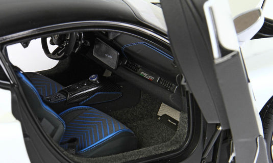 【予約】Maserati MC20 フルオープンダイキャスト スペシャルカラー ビアンコアウダーチェ ディスプレイ付き/ BBR 1/18 300台限定ミニカー