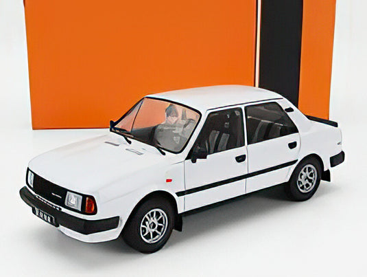 SKODA 130L 1988 WHITE/IXO 1/18ミニカー