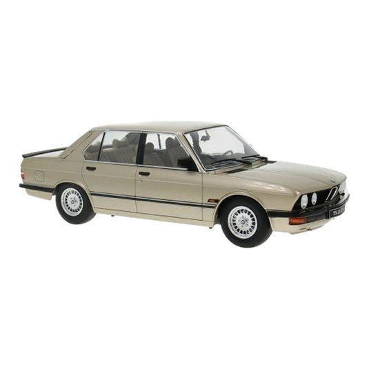 BMW 520i E28 1987 ゴールド / IXO 1/18 ミニカー