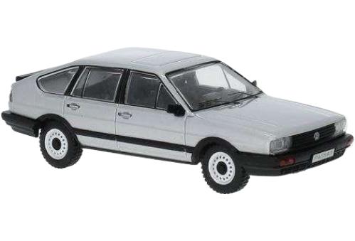 Volkswagen Passat B2 シルバー 1985 / IXO 1/43 ミニカー