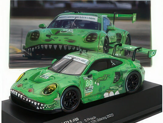 PORSCHE 911 992 GT3 R TEAM AO RACING N 80 IMSA USA GTD CLASS 12h SEBRING 2023 PHILLIP JEFFREY HYETT GUNNAR JEANNETTE SEBASTIAN PRIAULX GREEN/IXO 1/43ミニカー