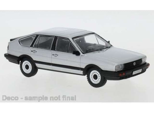 1985 フォルクスワーゲン パサート B2 シルバー VW Passat ミニカー / IXO 1/43 ミニカー