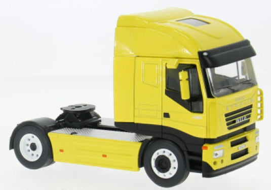 【予約】IVECO ストラリス トラクタートラック 2軸 2002 イエロー / IXO 1/43 ミニカー