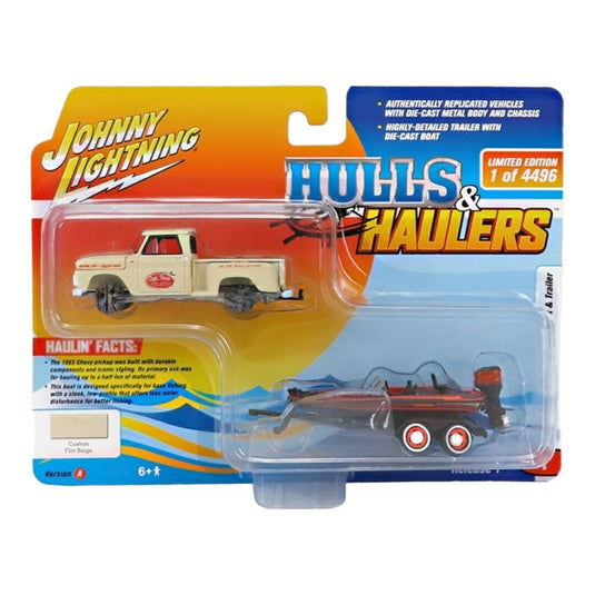 Chevroletシボレー 1965 ステップサイド ピックアップ トレーラー＆ボート フラットベージュ / JOHNNY LIGHTNING 1/64 ミニカー