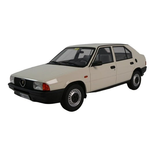 Alfa Romeoアルファロメオ 33 1.3 S 1985 ホワイト / LAUDO 1/18 ミニカー