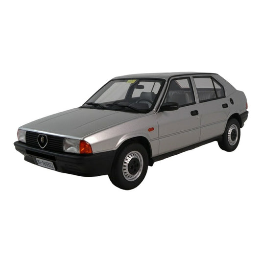 Alfa Romeoアルファロメオ 33 1.3 S 1985 シルバー / LAUDO 1/18 ミニカー