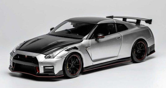 【予約】2026年発売予定NISSAN GT R R35 NISMO クーペ 2022 SILVER CARBON/ MOTORHELIX 1/18 699台限定ミニカー