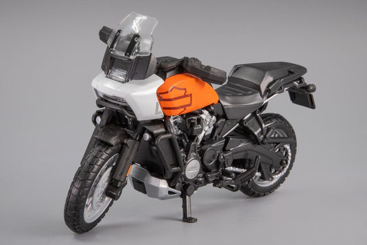 Harley-Davidsonハーレーダビッドソン Pan America 1250 2012 white orange /Maisto 1/18 ダイキャストミニカー
