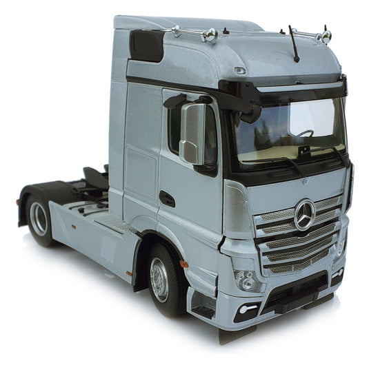 【予約】1月以降発売予定 Mercedes-Benz Actros Bigspace 4x2 シルバー トラック / MARGEMODELS 1/32 建設機械模型 工事車両