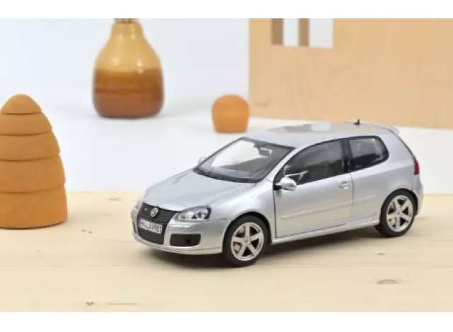 2007 Volkswagen Golf GTI Pirelli, silver/Norev 1/18ミニカー