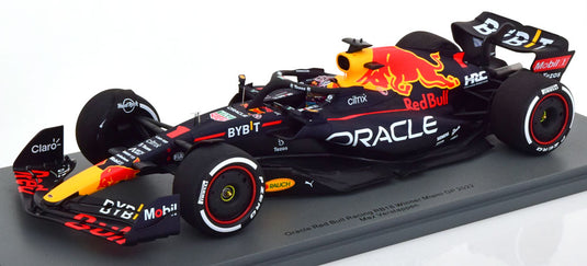 Red Bull Racing RB18 優勝 GPマイアミ 世界チャンピオン Verstappen 2022 ケース付き/ Spark 1/18 ミニカー