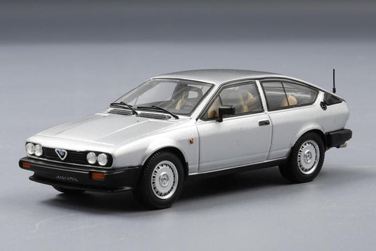 Alfa Romeo GTV 2.0 1980 シルバー/ Spark 1/43 ミニカー