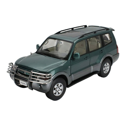 MITSUBISHI三菱 PAJEROパジェロ 3.5L V6 V73 2006 GREENグリーン GREYグレー / Sun Star 1/18 ミニカー