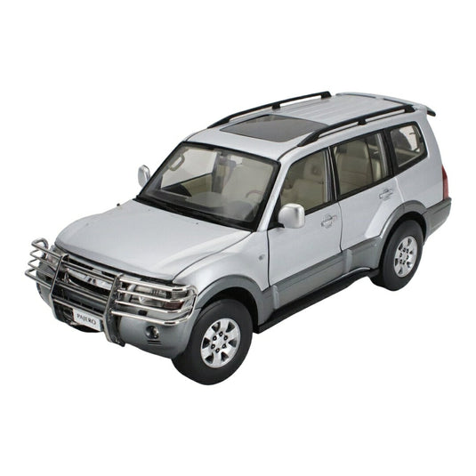 Mitsubishi三菱 Pajeroパジェロ 3.5L V6 V73 2006 シルバーグレー / Sun Star 1/18 ミニカー