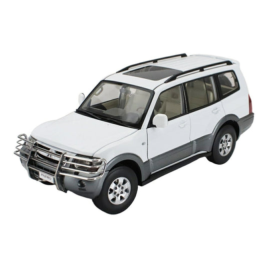 Mitsubishi三菱 Pajeroパジェロ 3.5L V6 V73 2006 ホワイト/グレー / Sun Star 1/18 ミニカー