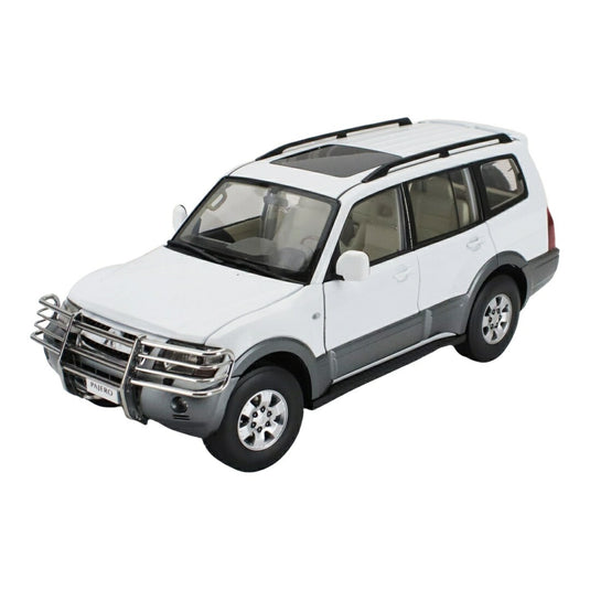 Mitsubishi三菱 Pajeroパジェロ 3.5L V6 V73 2006 ホワイト/グレー / Sun Star 1/18 ミニカー