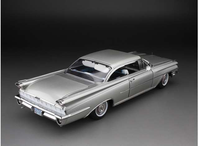1959 Oldsmobile 98 ハードトップ シルバーミスト/SunStar 1/18ミニカー