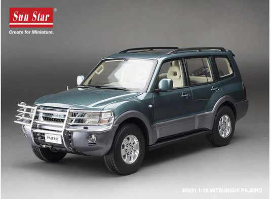 三菱 パジェロ V73 グリーンメタリック Mitsubishi Pajero ミニカー / Sun Star 1/18 ミニカー