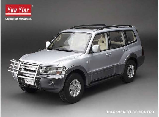 三菱 パジェロ V73 クールシルバー Mitsubishi Pajero ミニカー / Sun Star 1/18 ミニカー