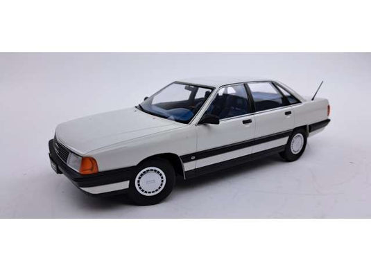 1989 Audi 100 C3 ホワイト/TRIPLE9 1/18ミニカー