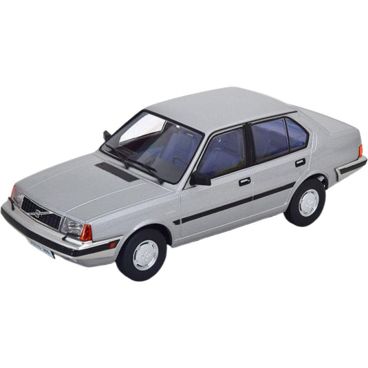 Volvoボルボ 360 1987 シルバーグレーメタリック silver greymetallic / TRIPLE9 1/18 ミニカー