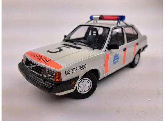1987 Volvo 340 オランダ警察 ホワイトオレンジブルー/TRIPLE9 1/18ミニカー