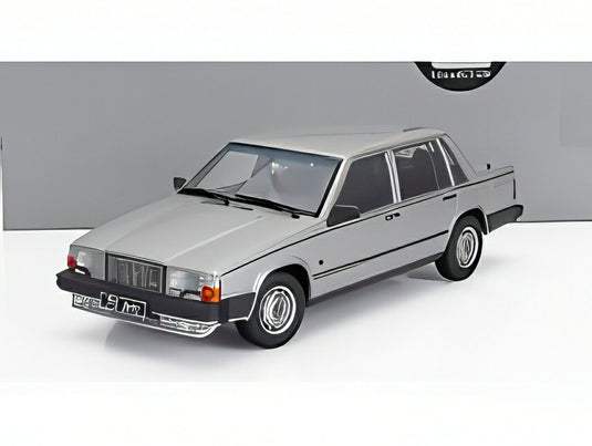 VOLVO 760 TURBO INTERCOOLER 1985 シルバー/ TRIPLE9 1/18 ミニカー