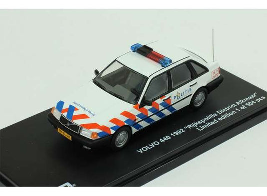 1992 Volvo 440 ライクスポリティ アルクマール地区 北ホラント州 FV-ZL-70 ホワイトブルーオレンジ/TRIPLE9 1/43ミニカー 504台限定