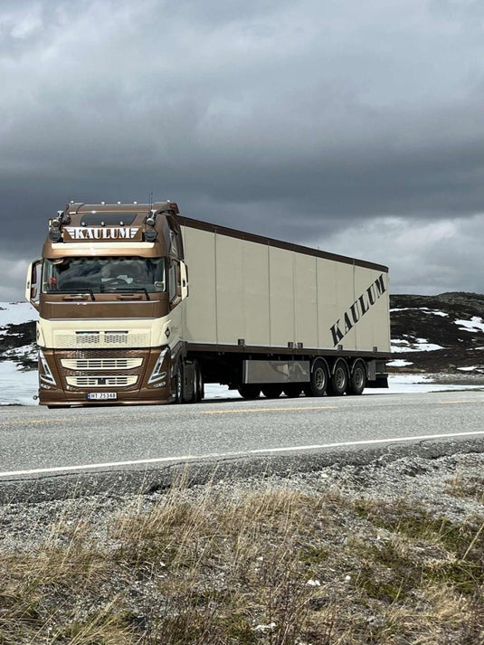 【予約】2026年発売予定 Kaulum Transport ボルボ FH05 Globetrotter XL 6x2 3軸 冷凍トレーラー ブラウン / Tekno 1/50 ミニカー トラック模型