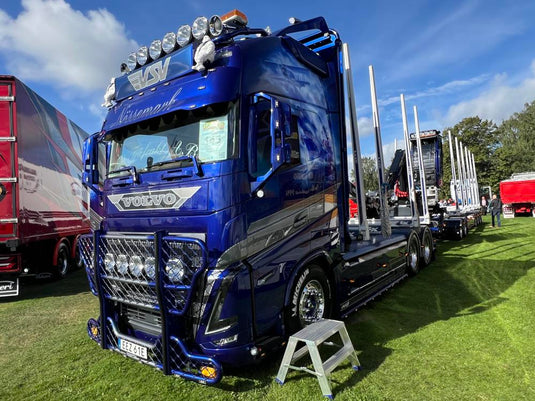 【予約】2027年発売予定 Eds Trafrakt - VSV ボルボ FH16 Globetrotter XL 木材運搬トレーラー ブルー / Tekno 1/50 ミニカー トラック模型