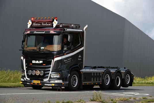 【予約】2027年発売予定 Nielsen Vognmand, Soren DAF XF 8x2 フックリフト コンテナ ブラック / Tekno 1/50 ミニカー トラック模型